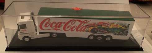 10179-1 € 20,00 coca cola vrachtwagen onder plastic kap raceauto ca 18 cm.jpeg